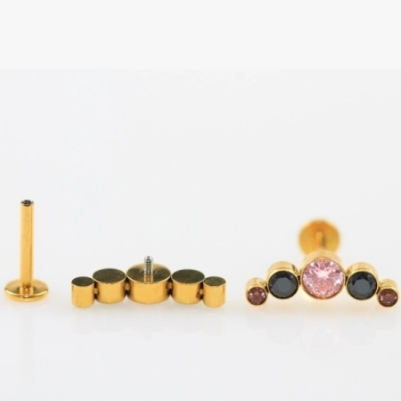 LABRET TITÂNIO PVD GOLD R/I CLUSTER 5 PEDRAS –  PRETO/ ROSA